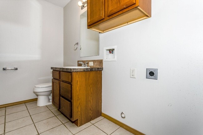 Building Photo - Spacious 3 bedroom 2.5 bath townhouse in Derby available NOW!