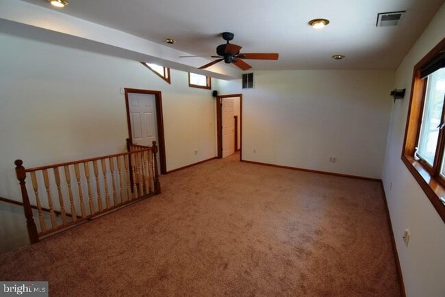 Building Photo - 1507 Oakview Dr