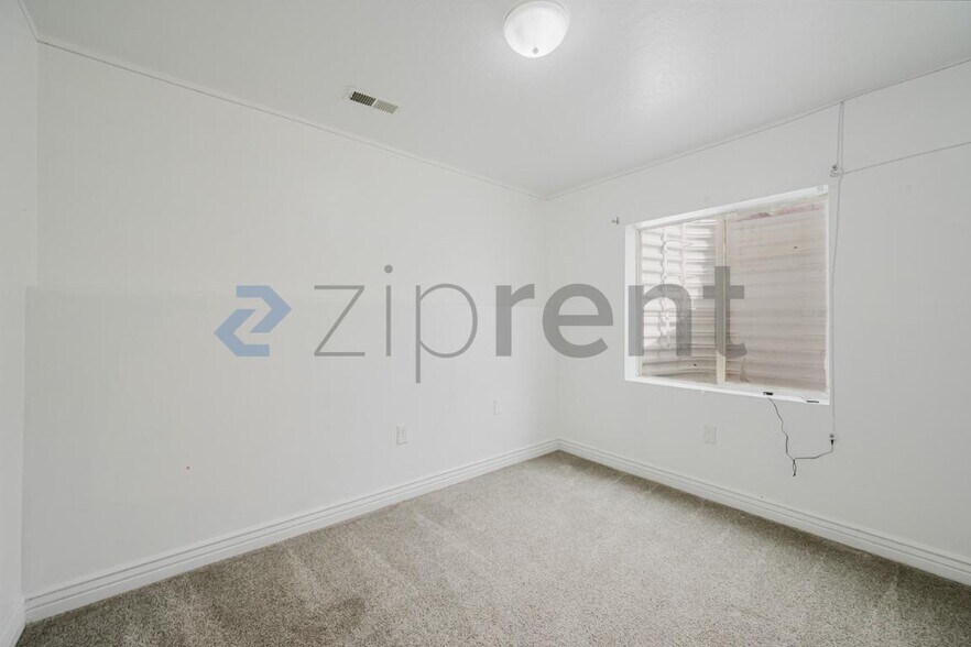 Building Photo - Unit