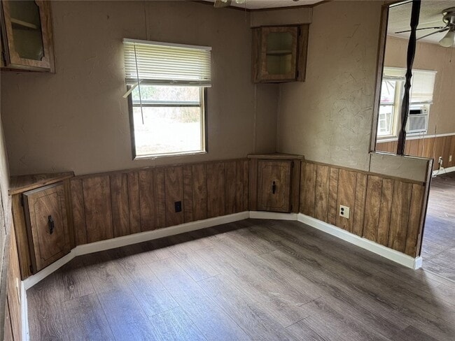 Building Photo - 854 Queenswood St