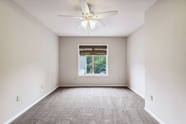 Second bedroom on the upper level - 1541 Hollybrook Rd