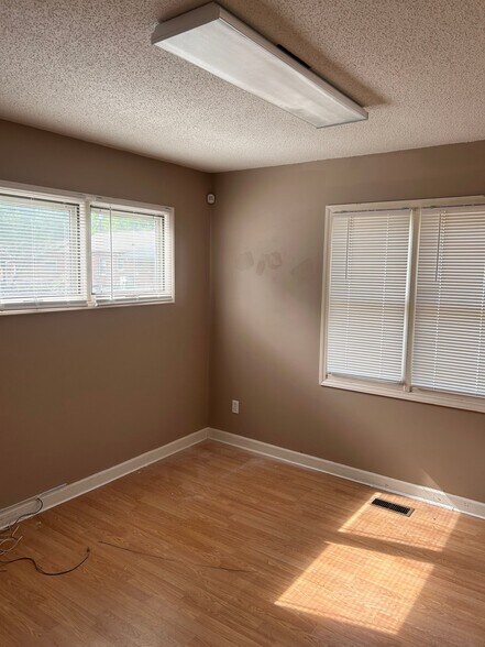 Building Photo - 547 N Oakland Ave