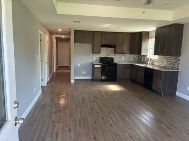 Building Photo - 107 E Miller St