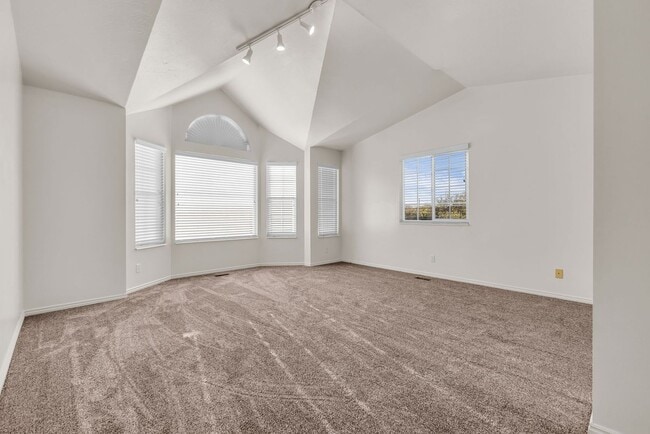 Building Photo - 5BR Sandy Home w/ NEW Flooring, Huge Basement & Large Backyard