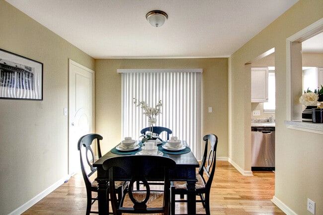 Building Photo - Courtyard Apartments