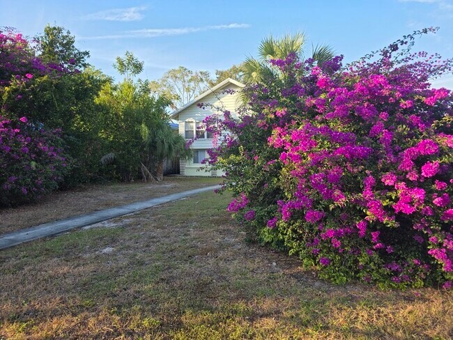 Building Photo - 2219 21st Ave S