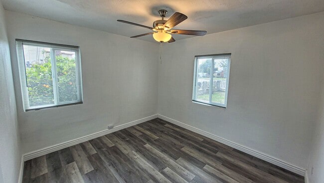 Building Photo - Large 3 Bedroom 2 Bath House!