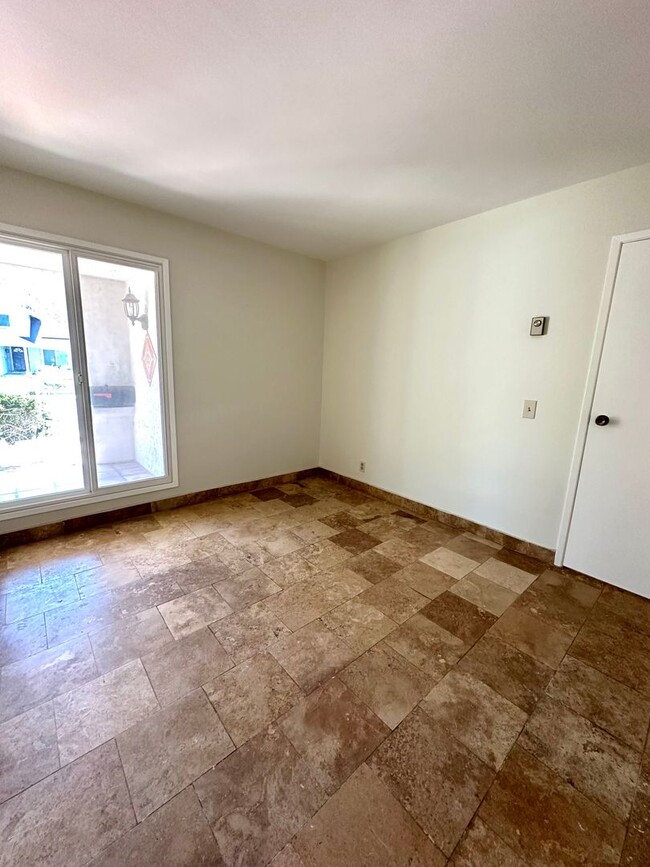 Building Photo - Desirable 4 bedroom home in Mountain View ...