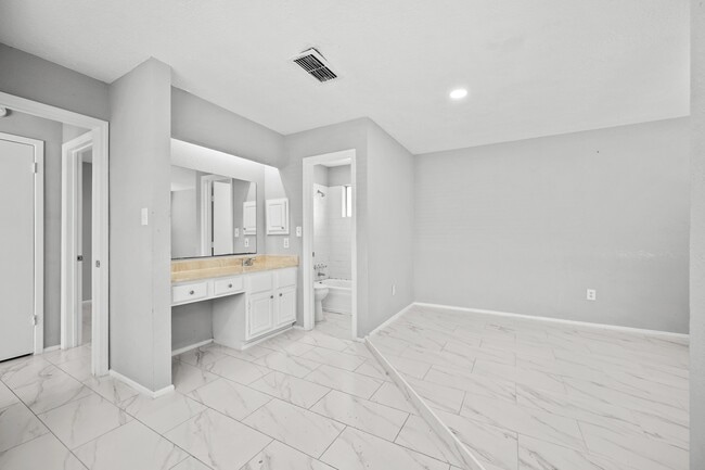 Building Photo - 13527 Montaigne Dr