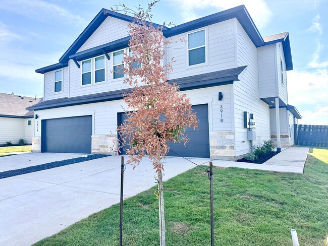 Building Photo - Luxury 2-Story, 4-Bed/ 2.5-Bath Duplex in ...