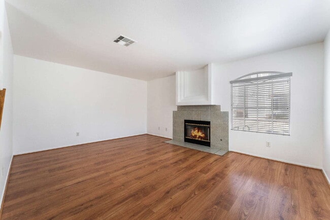 Building Photo - Move in now to this beautiful 2 story 3 bed 2.5 bath townhome near the Lakes area!