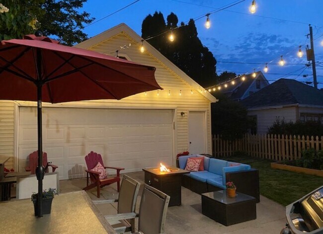 Building Photo - Beautiful  2 Bedroom + Den(3rd bedroom) Bungalow in Wauwatosa