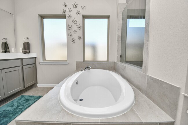 Building Photo - 5043 Morrison Dr