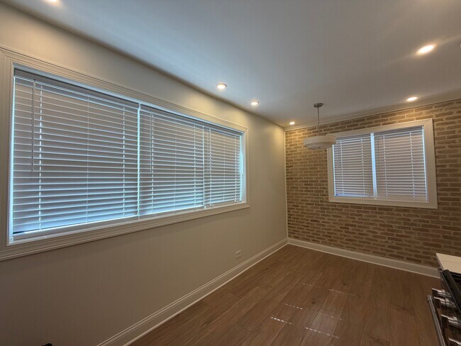 Building Photo - 5016 N Lawndale Ave
