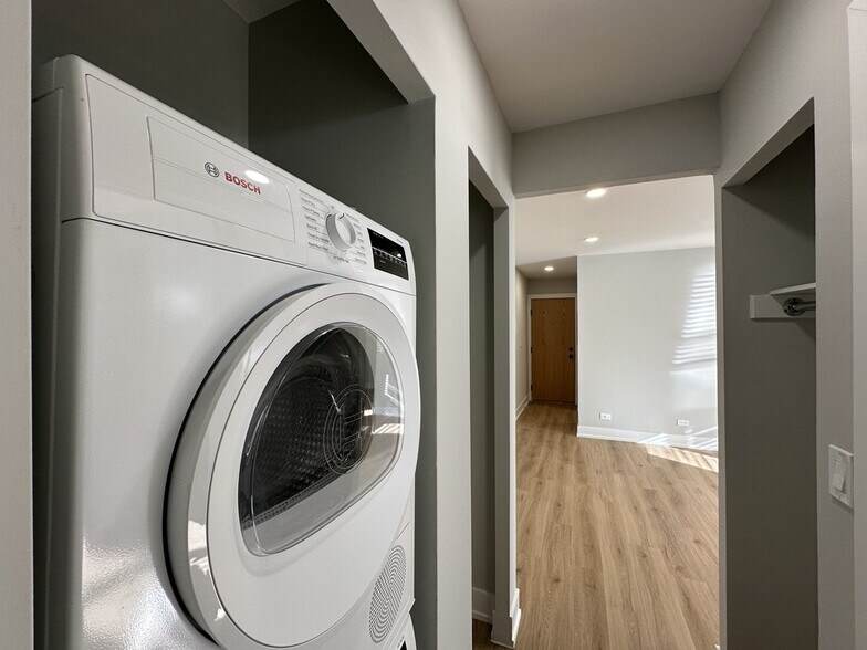 Building Photo - 535 W Aldine Ave