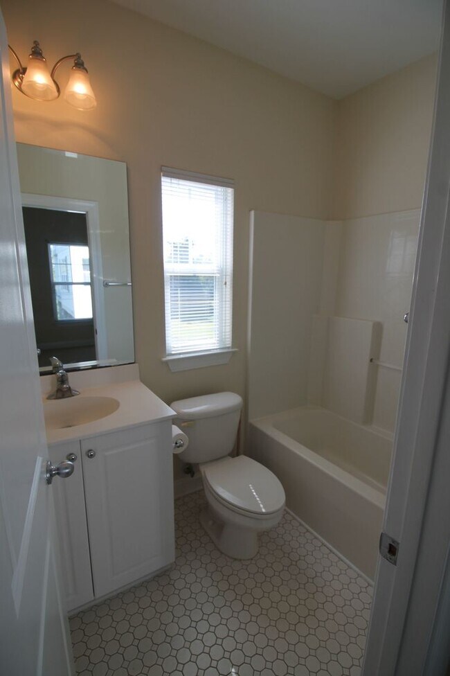 Building Photo - 2BR, 2BA Duplex with Close Water Access fo...