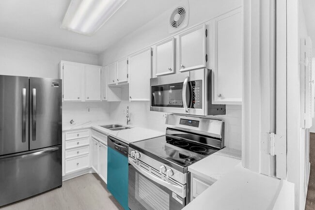 Building Photo - Sunny Garden-Level Condo Minutes from Old ...