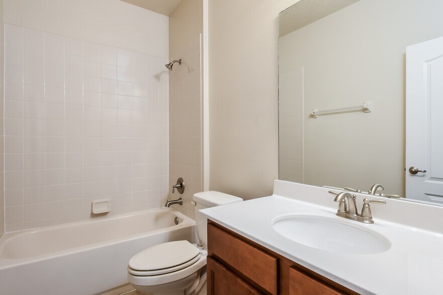 Building Photo - 1470 Pacific Rd