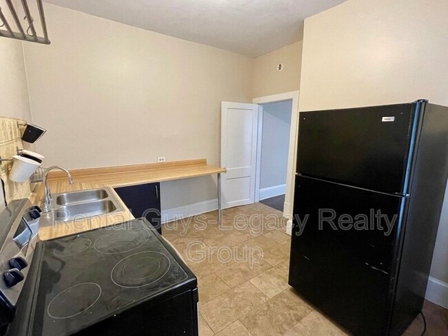 Building Photo - 2329 College St