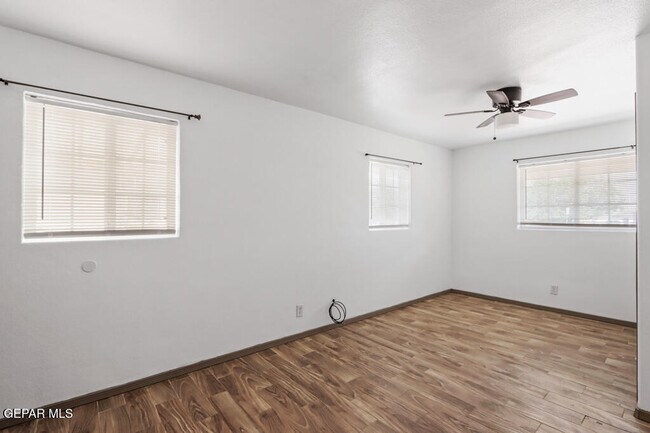 Building Photo - 5736 Sun Valley Dr