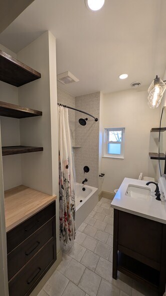 Bathroom 2nd floor - 347 Spahr St