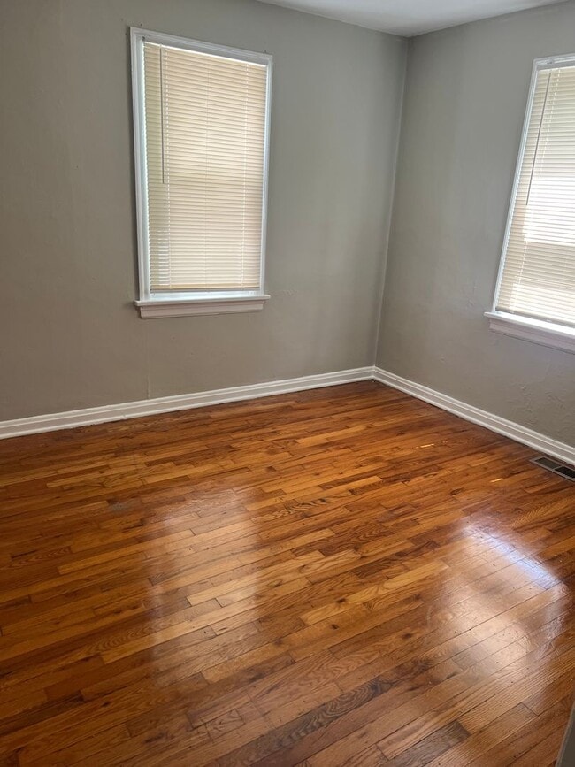 Building Photo - 2 Bedroom Home with Basement and Garage fo...