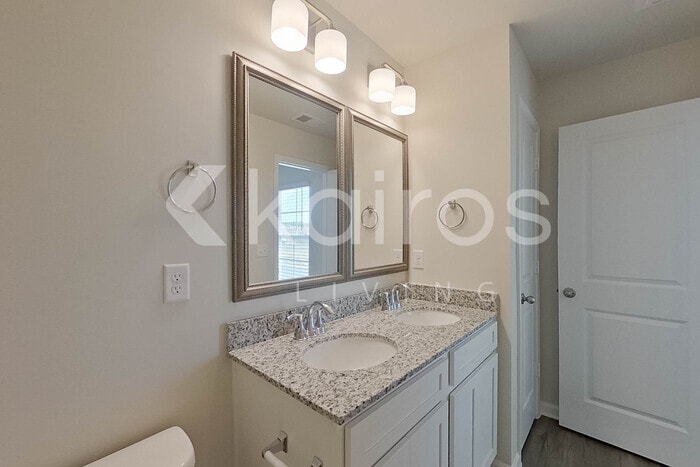 Building Photo - 2233 Banyon Cir