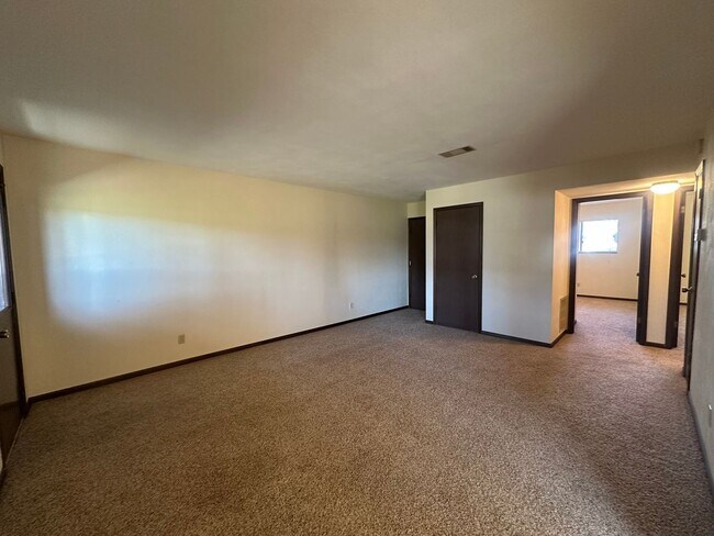 Building Photo - 2 Bedroom/1 Bath Apartment For Rent