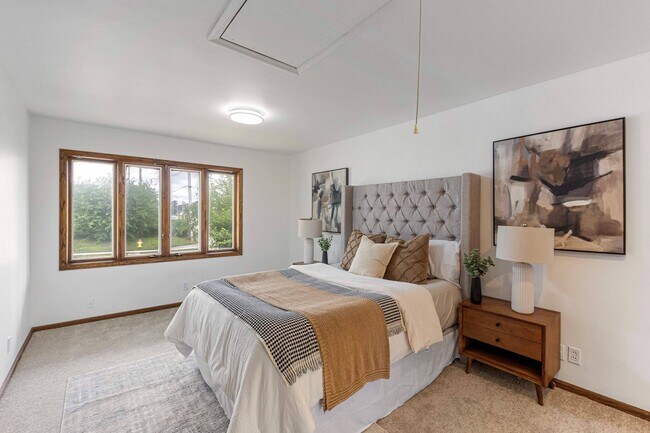 Building Photo - Split-Entry Home in La Vista! This 3-bedro...