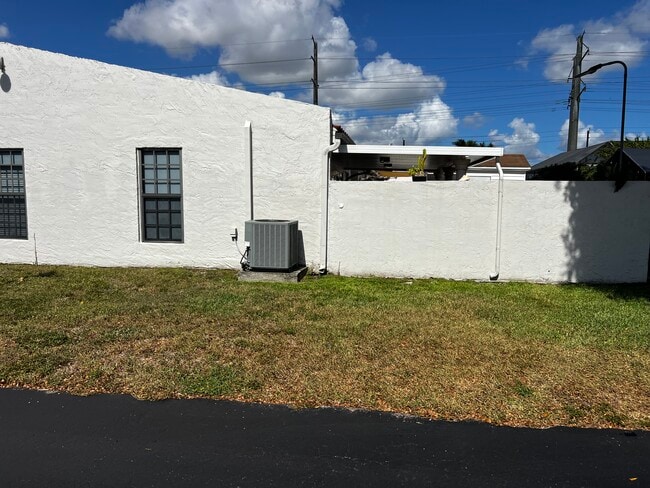 Building Photo - 9466 SW 5th Ln