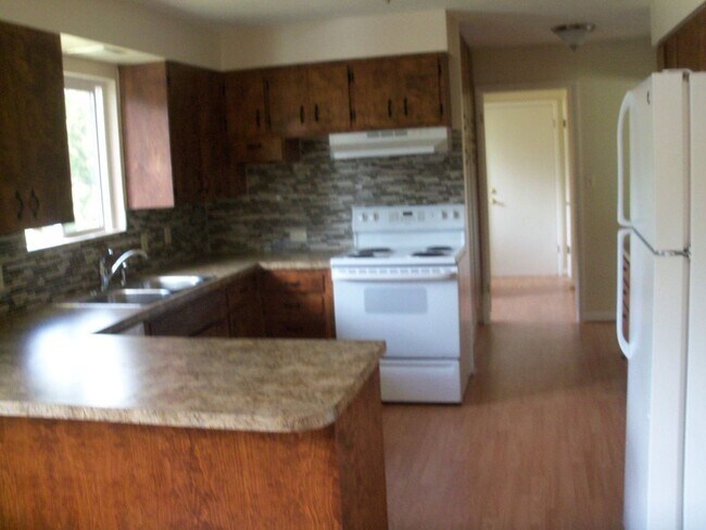 Building Photo - 3 Bedroom 1.5 Bathroom Apartment With Garage