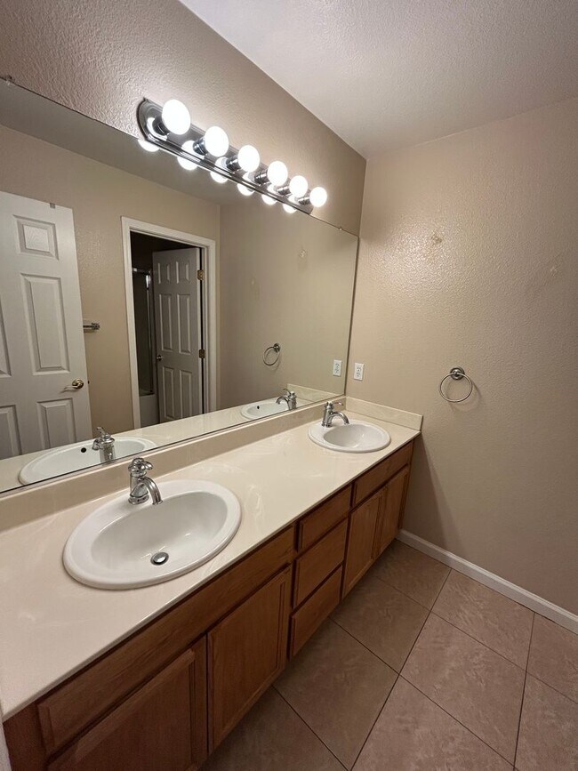 Building Photo - 3 Bedroom 2.5 Bathroom Townhouse