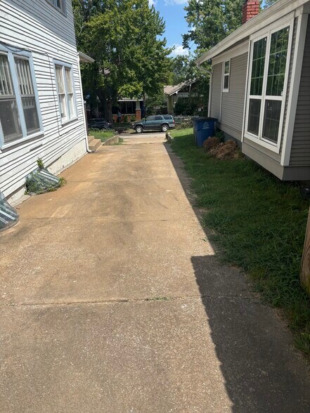 Driveway - 512 N Santa Fe Ave