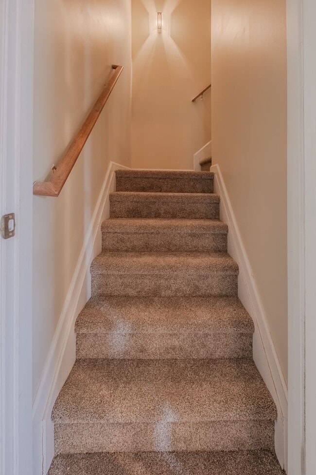 Building Photo - Beautiful 4 Bedroom Home on Large Private Lot in Hoschton