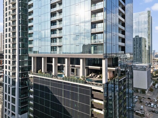 Building Photo - 610 Davis St