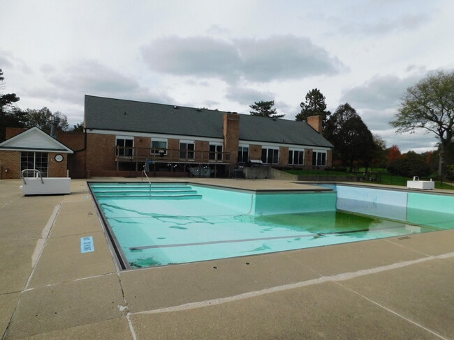 Building Photo - 3385 Burbank Dr