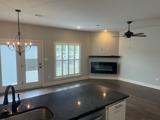 Building Photo - 3 Bed 2.5 Bath Townhome