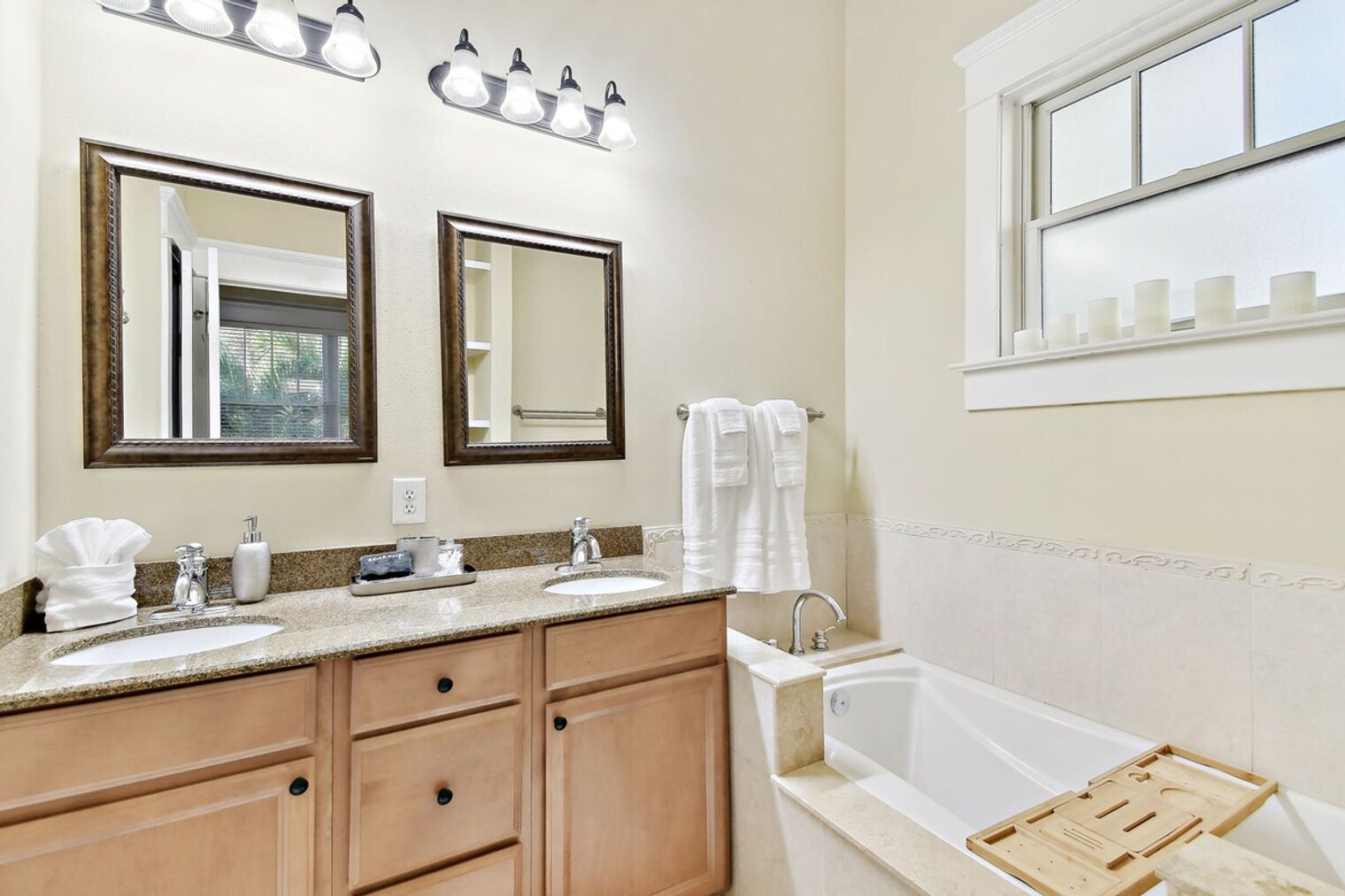 Building Photo - 509 S Willow Ave