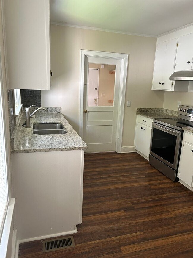 Building Photo - 2 Bedroom House off of Rosewood Available Now