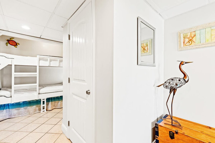 Building Photo - 8815 Thomas Dr