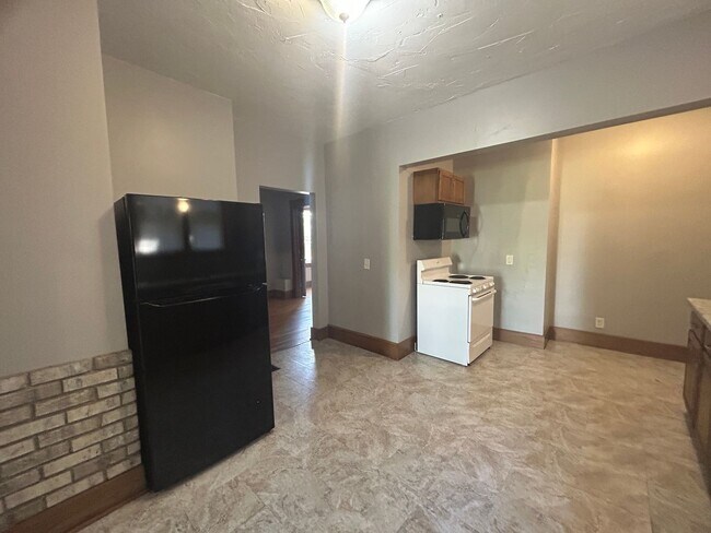 Building Photo - 3 Bedroom with a bonus room in East Davenport