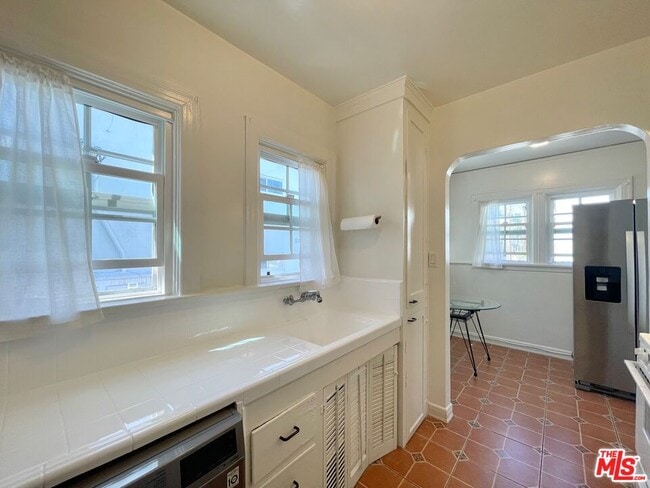 Building Photo - 521 Kings Rd