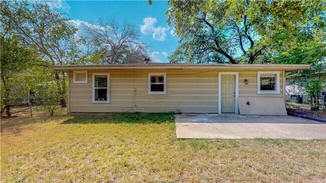 Building Photo - HUGE 4/4 in Eastgate!!