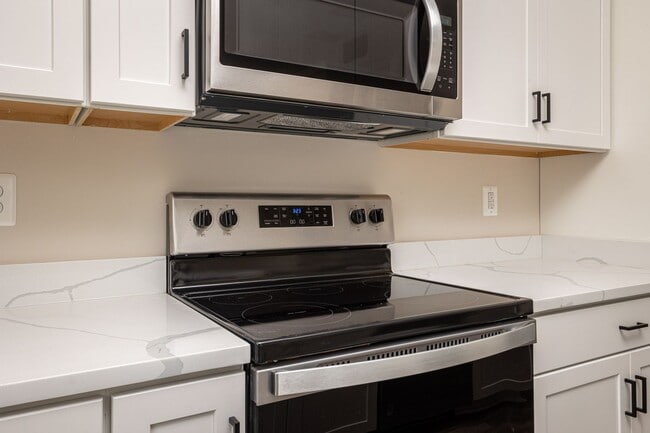 Building Photo - Spacious End Unit Luxury Townhome! Outstanding Location!