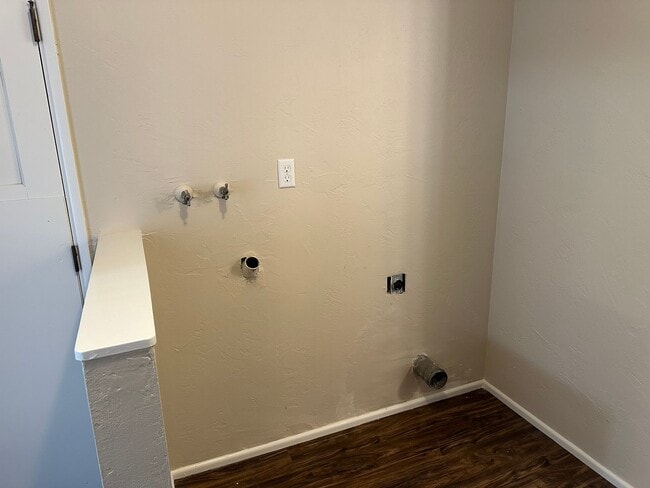 Building Photo - Unique 4 bed 1 1/2 bath duplex in Springfi...
