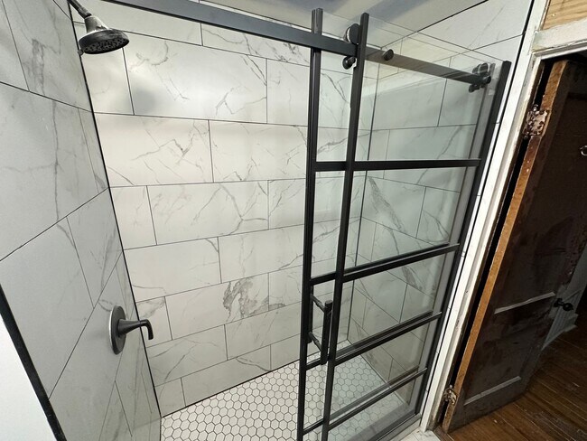 Building Photo - Summit St 1932-1934 WPR