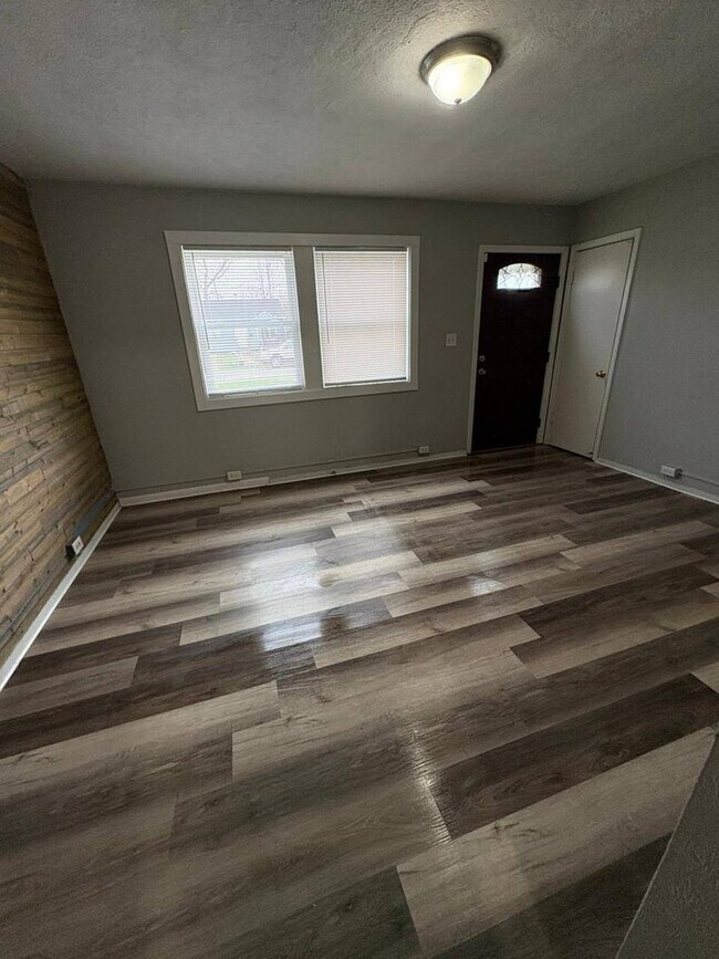 Building Photo - 2-Bedroom, 1-Bathroom Home – $1,055/Month | Accepting Section 8