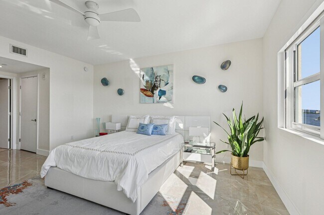 Building Photo - 2640 Lake Shore Dr