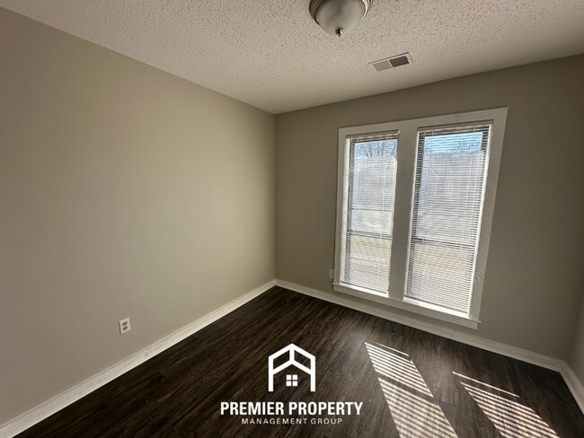 Building Photo - Charming 3 Bedroom Home for Rent in Memphis | High Ceilings, Fireplace & Fenced Yard