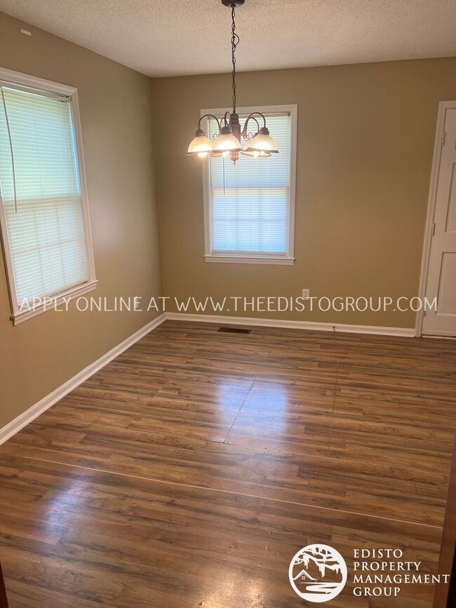 Building Photo - Centrally Located Two Bedroom, One Bathroom Home